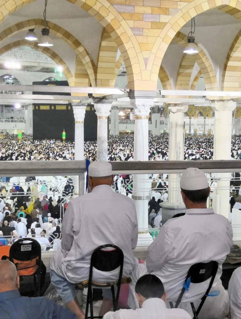 معتمرون وزوار داخل المسجد الحرام (مكة)