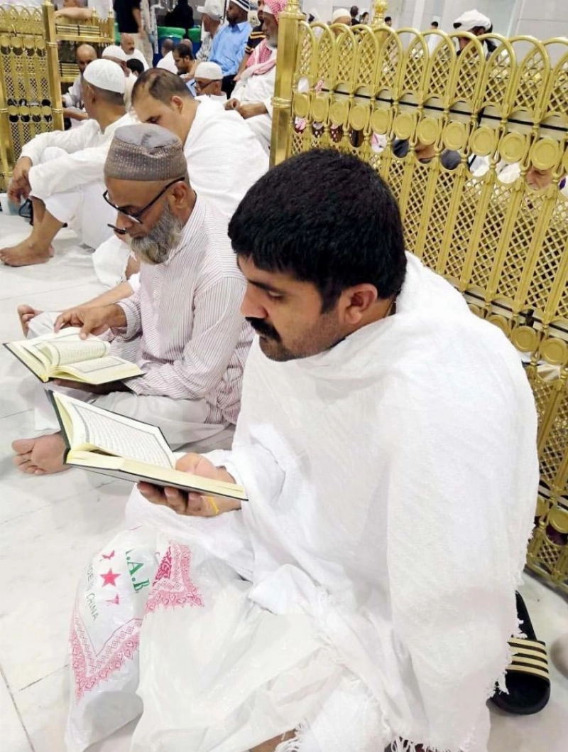 معتمرون وزوار داخل المسجد الحرام