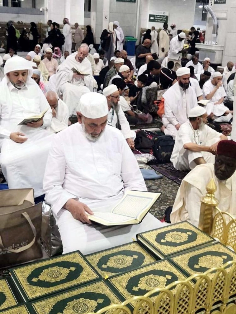 معتمرون وزوار داخل المسجد الحرام