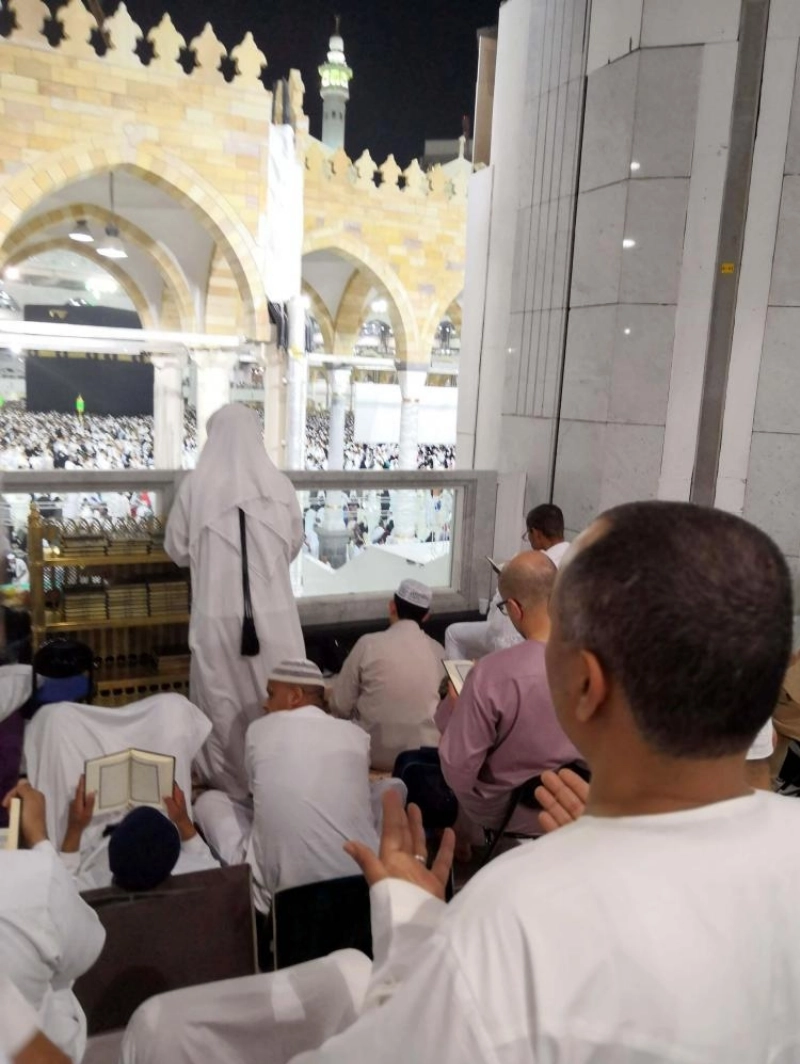 معتمرون وزوار داخل المسجد الحرام