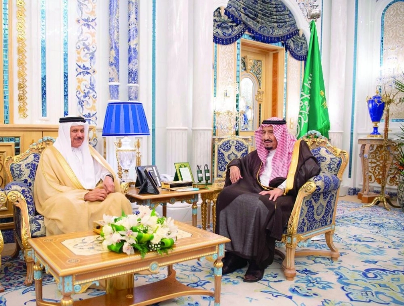 الملك سلمان لدى استقباله عبداللطيف الزياني في قصر السلام بجدة أمس (واس)