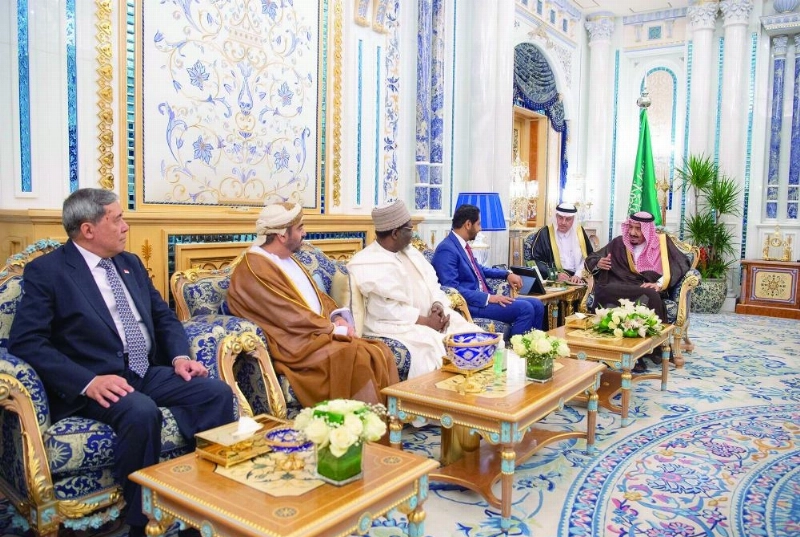 الملك سلمان لدى استقباله عميد السلك الدبلوماسي ورؤساء المجموعات الدبلوماسية المعتمدين في قصر السلام بجدة أمس