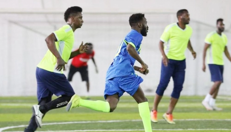 المولد ونور خلال مباراة فريقيهما بالدورة (مكة)