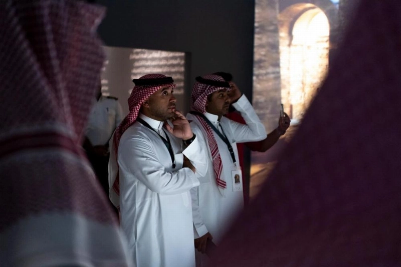 فنانو الرياض خلال زيارتهم معرض "مدن دمرها الإرهاب" (مكة)