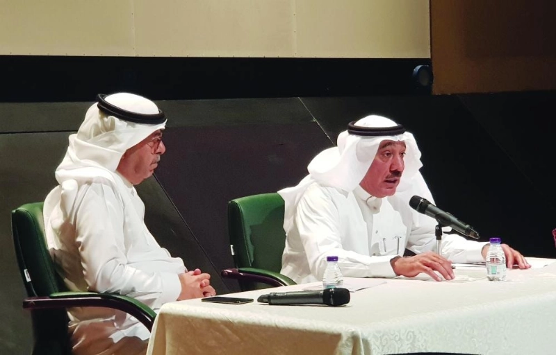 السماعيل متحدثا خلال الندوة (مكة)