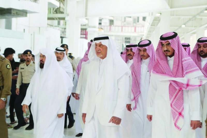 خالد الفيصل وبدر بن سلطان خلال تفقدهما مرافق المسجد الحرام (مكة)