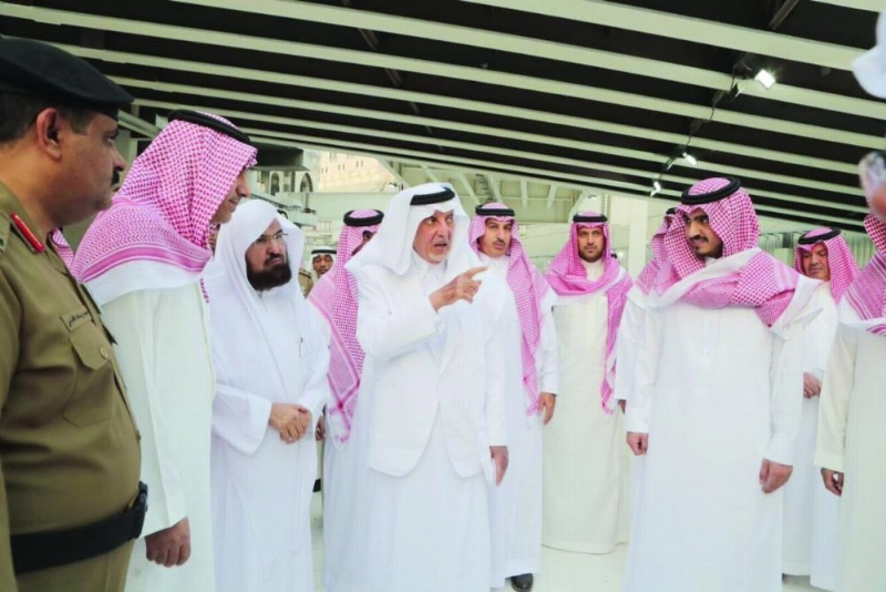 خالد الفيصل وبدر بن سلطان خلال تفقدهما مرافق المسجد الحرام (مكة)