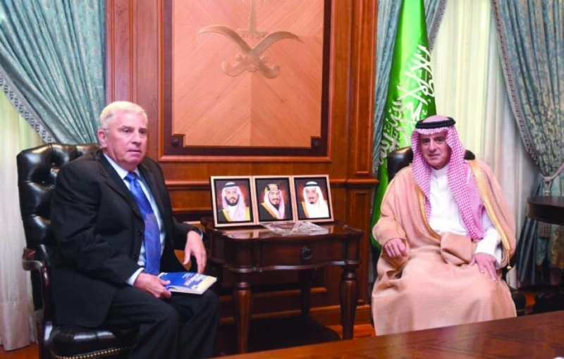 عادل الجبير لدى لقائه جون أبي زيد في مكتبه بجدة أمس (واس)
