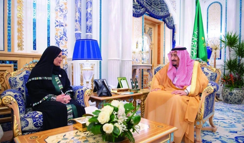 الملك سلمان خلال استقباله أمل القبيسي (واس)