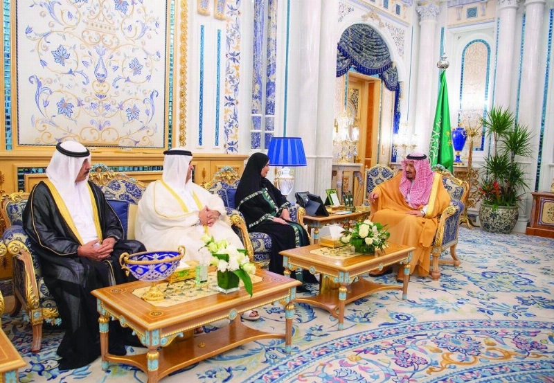 الملك سلمان لدى استقباله أمل القبيسي في قصر السلام بجدة أمس (واس)