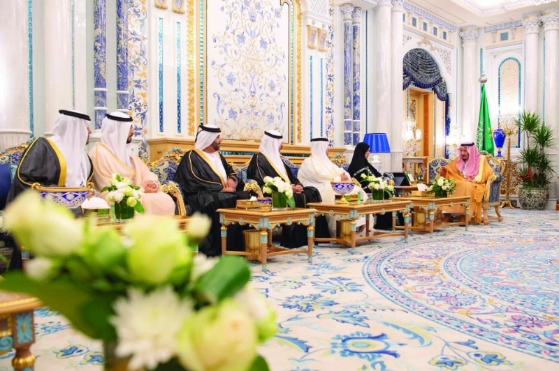 الملك سلمان لدى استقباله أمل القبيسي في قصر السلام بجدة أمس (واس)