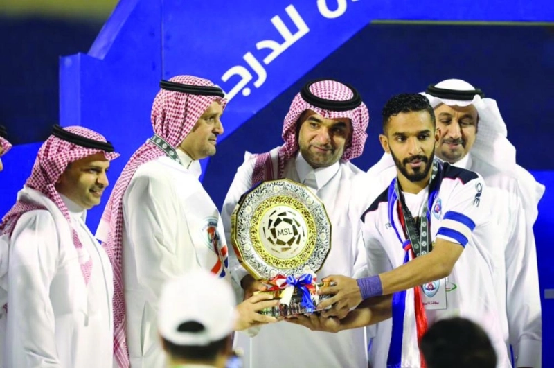 السبيعي يتوج قائد أبها بالدرع