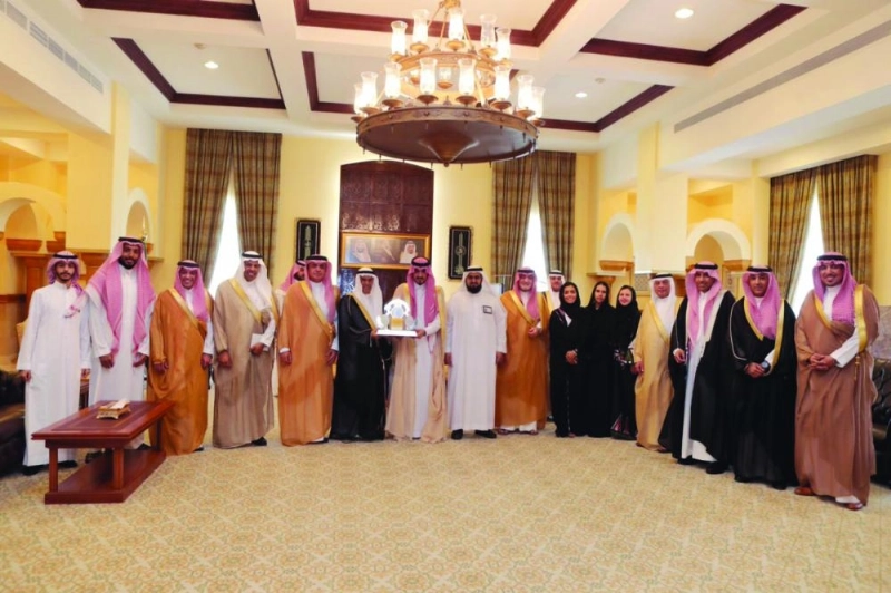 بدر بن سلطان لدى استقباله رئيس وأعضاء إطعام (مكة)