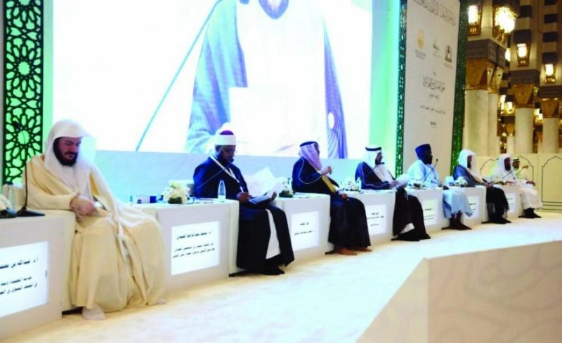 من جلسات ندوة الجهود العلمية في المسجد النبوي التي عقدت أمس في المدينة المنورة (واس)