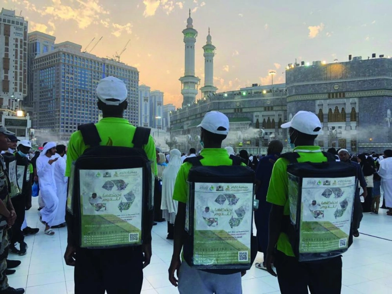شباب مشاركون في جمع الفائض