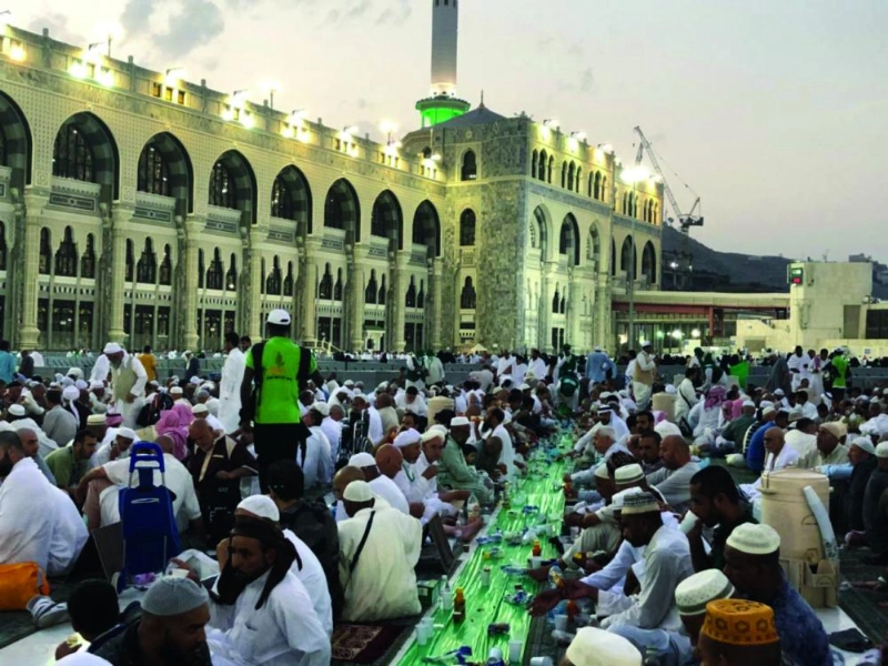 الاستعداد لجمع فائض الطعام بساحات الحرم (مكة)