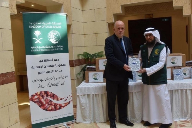 جانب من تسليم فريق مركز الملك سلمان للإغاثة ( مكة )