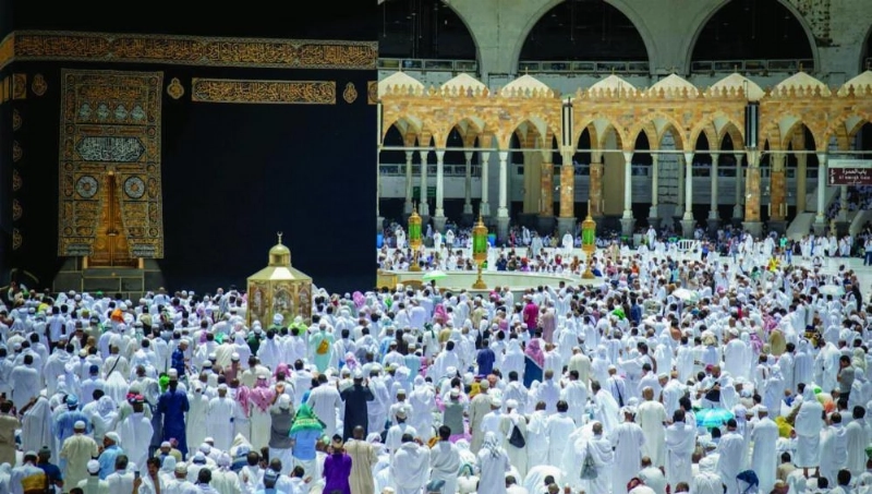 معتمرون في المسجد الحرام (مكة)