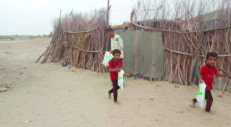 وجبات غذائية جاهزة يوزعها مركز الملك سلمان (واس)