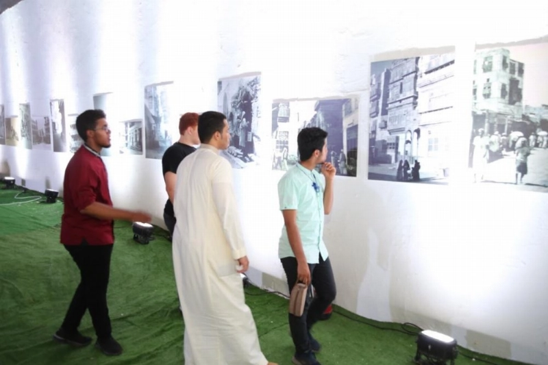 شباب يتجولون داخل المعرض (مكة)