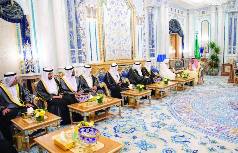 الملك سلمان لدى استقباله عبدالله بن بيه وأعضاء مجلس الإفتاء بدولة الإمارات في مكتبه بقصر السلام بجدة أمس (واس)
