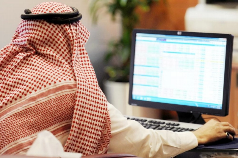مستثمر يتابع مؤشرات السوق (مكة)