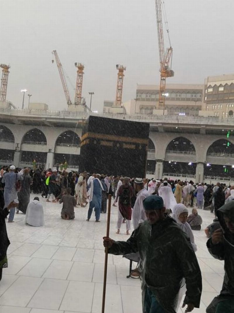 الأمطار خلال هطولها على المسجد الحرام أمس (واس)