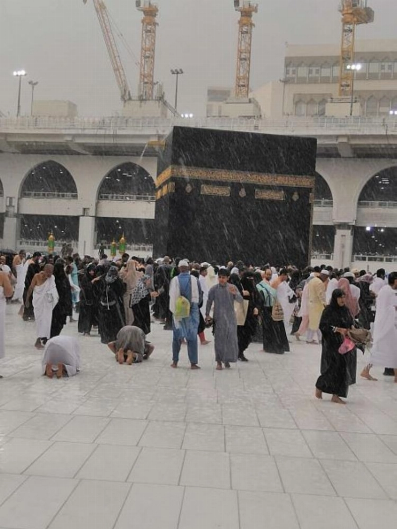 الأمطار خلال هطولها على المسجد الحرام أمس (واس)