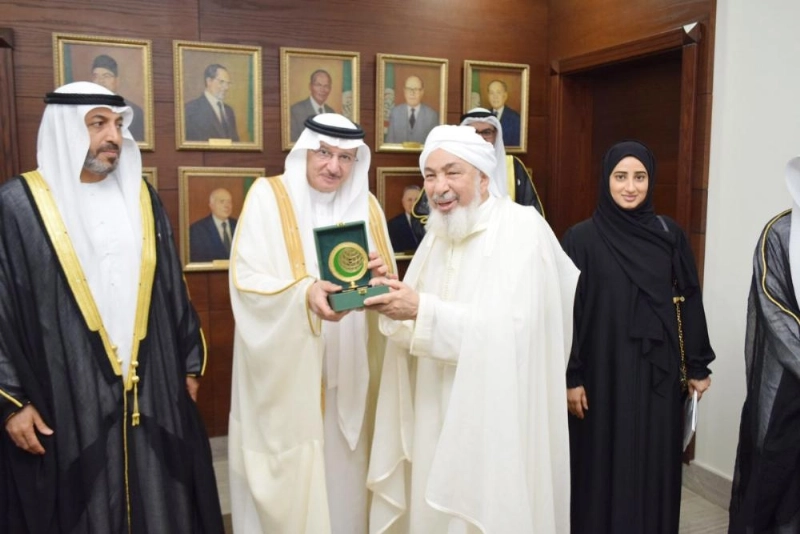 العثيمين خلال استقباله عبدالله بن بيه (مكة)