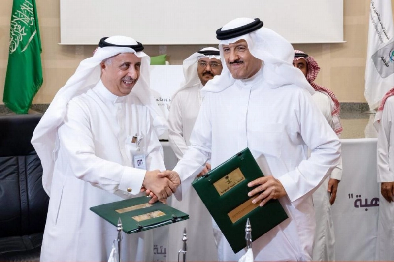 سلطان بن سلمان وسعود المحتمي خلال توقيع الاتفاقية (واس)