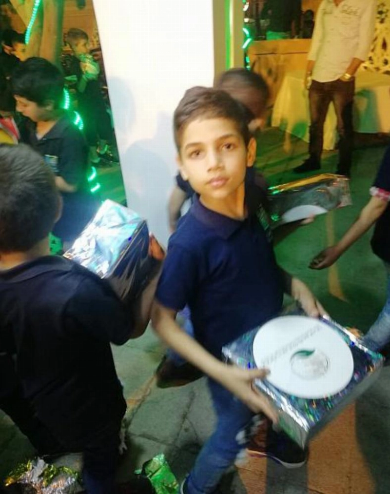 هدايا للأطفال في طرابلس من مركز الملك سلمان (واس)