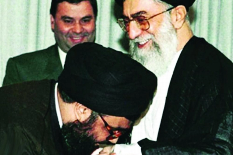 نصر الله يقبل يد خامنئي (مكة)