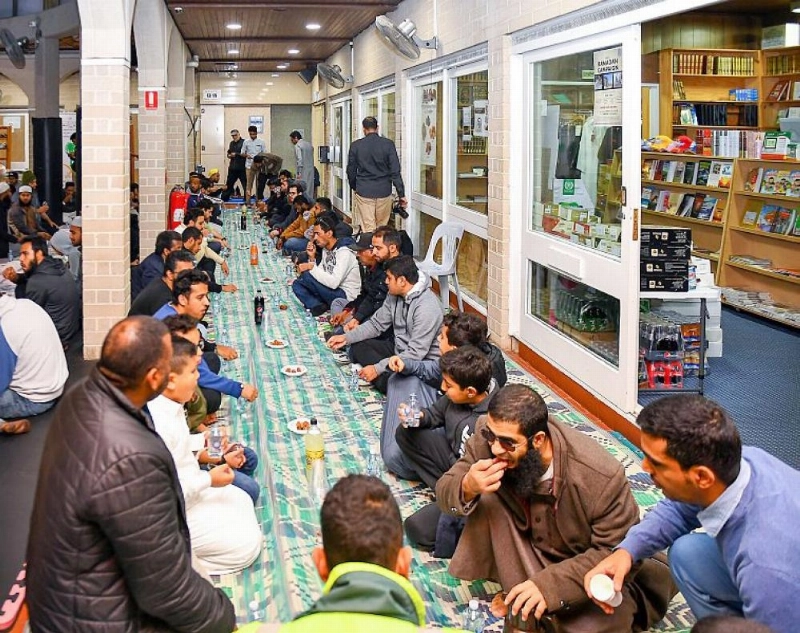من الإفطار في مسجد عمر بن الخطاب (واس)