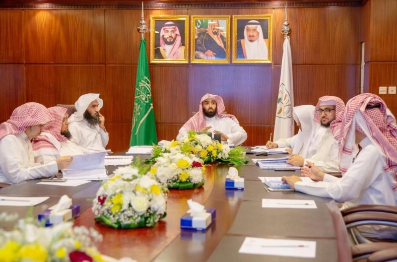 خالد اليوسف مترئسا الاجتماع (واس)