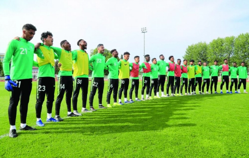 لاعبو الأخضر الشاب يرددون السلام الوطني قبل أول تدريب لهم بمدينة غدانسك البولندية أمس، استعدادا للمشاركة في كأس العالم تحت 20 عاما ببولندا (مكة)