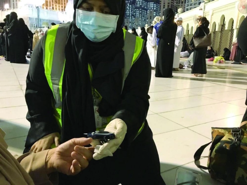 متطوعة تقدم الخدمات الإسعافية لأحد الزوار