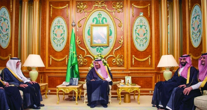 الملك سلمان لدى استقباله أمراء المناطق في قصر السلام بجدة أمس (واس)