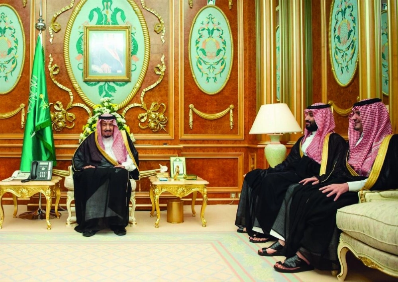 خادم الحرمين خلال الاستقبال