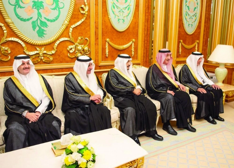 خالد الفيصل ومحمد بن ناصر وفيصل بن بندر وفهد بن سلطان وسعود بن نايف خلال الاستقبال