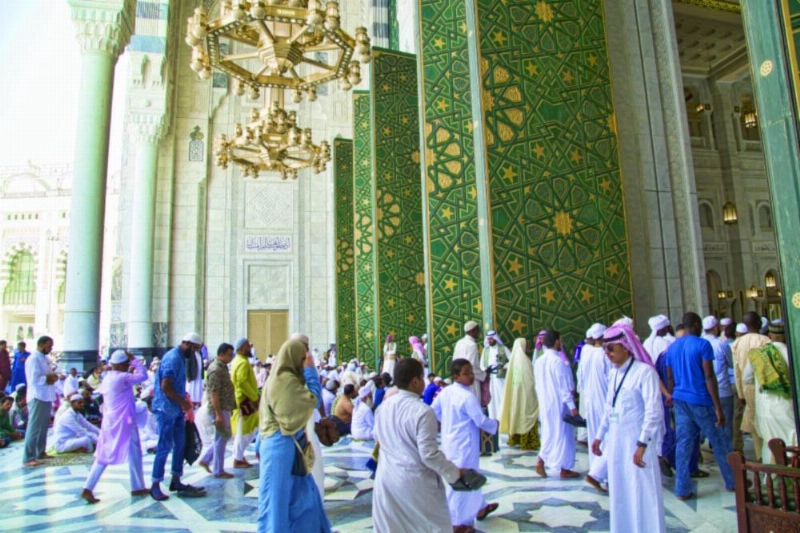 زوار ومصلون يقصدون توسعة الملك عبدالله (أنس الحارثي)