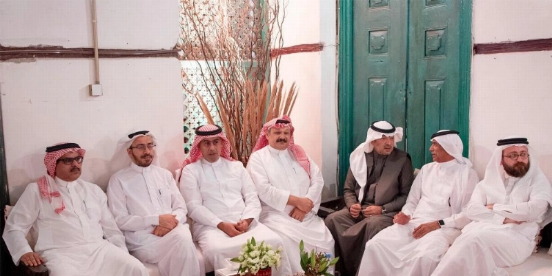 عدد من المثقفين خلال اللقاء (واس)