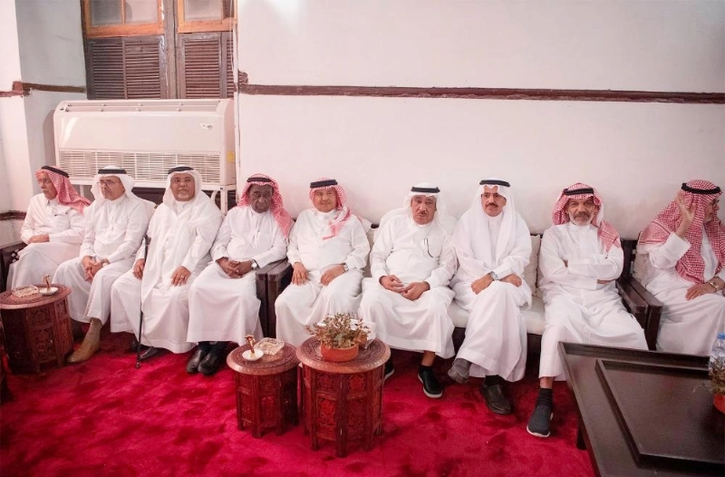عدد من المثقفين خلال اللقاء
