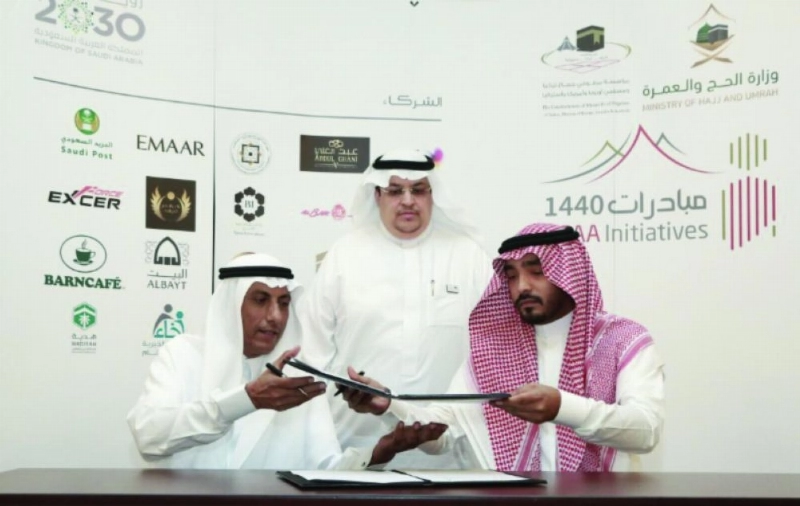 طارق عنقاوي يوقع إحدى اتفاقيات الشراكة (مكة)