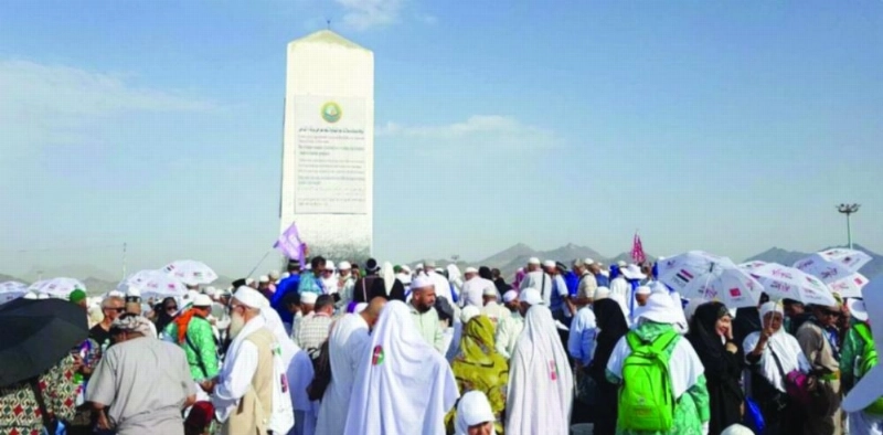 زوار لجبل الرحمة في وقت سابق (مكة)