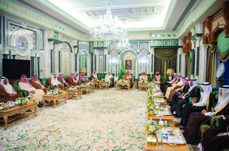 الملك سلمان لدى وصوله إلى قصر الصفا بمكة المكرمة أمس (واس)