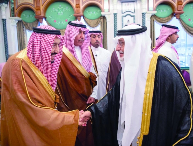 الملك سلمان مصافحا مستقبليه