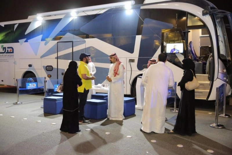 حضور الفرع المتنقل للاستفادة من برامج الدعم والتمكين