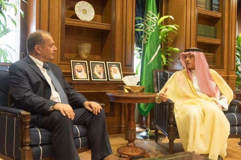 الجبير أثناء استقباله سفير المملكة المتحدة
