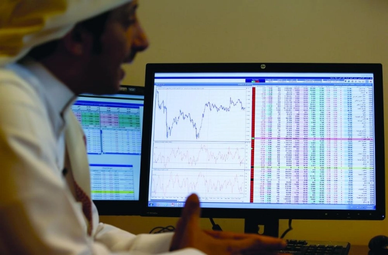 مستثمر يتابع مؤشرات الأسهم (مكة)
