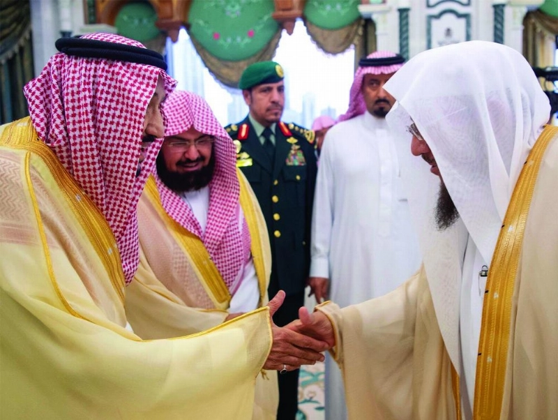 الملك سلمان خلال استقباله أئمة ومؤذني المسجد الحرام